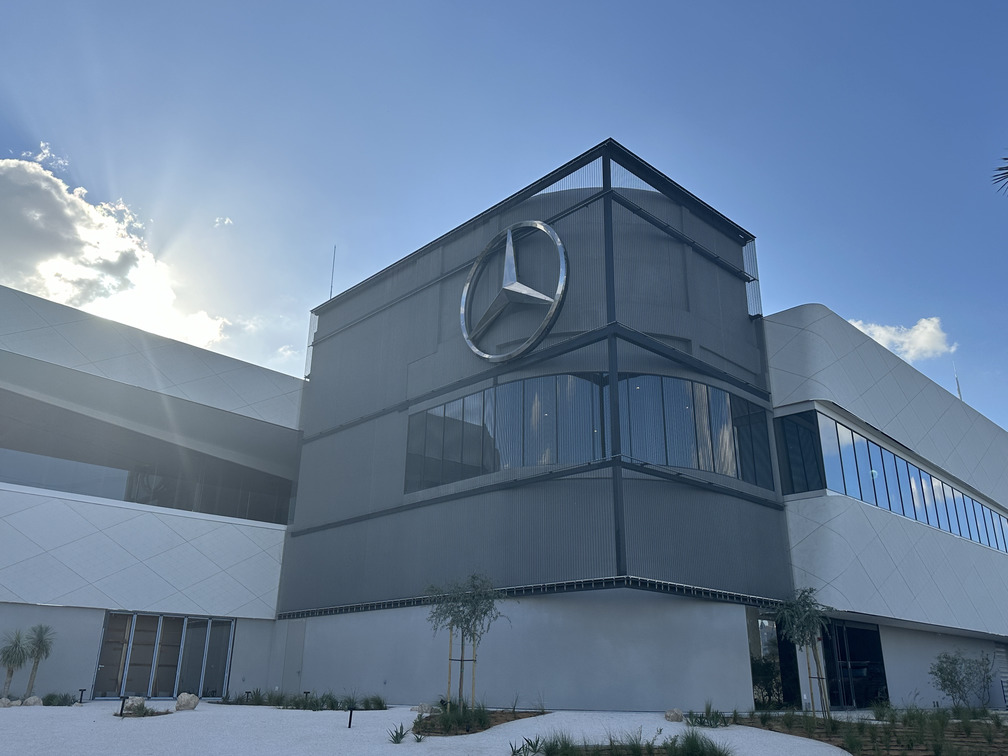Mercedes-Benz-Flagship-Showroom