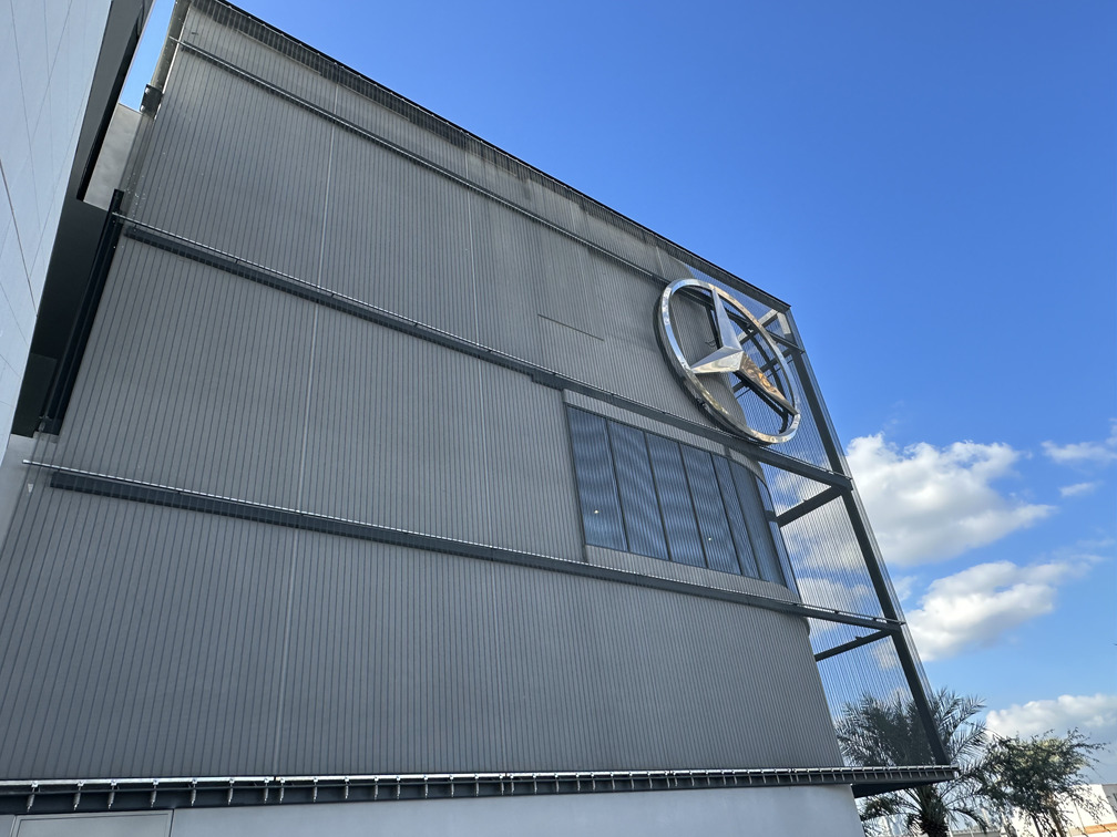 Mercedes-Benz-Flagship-Showroom