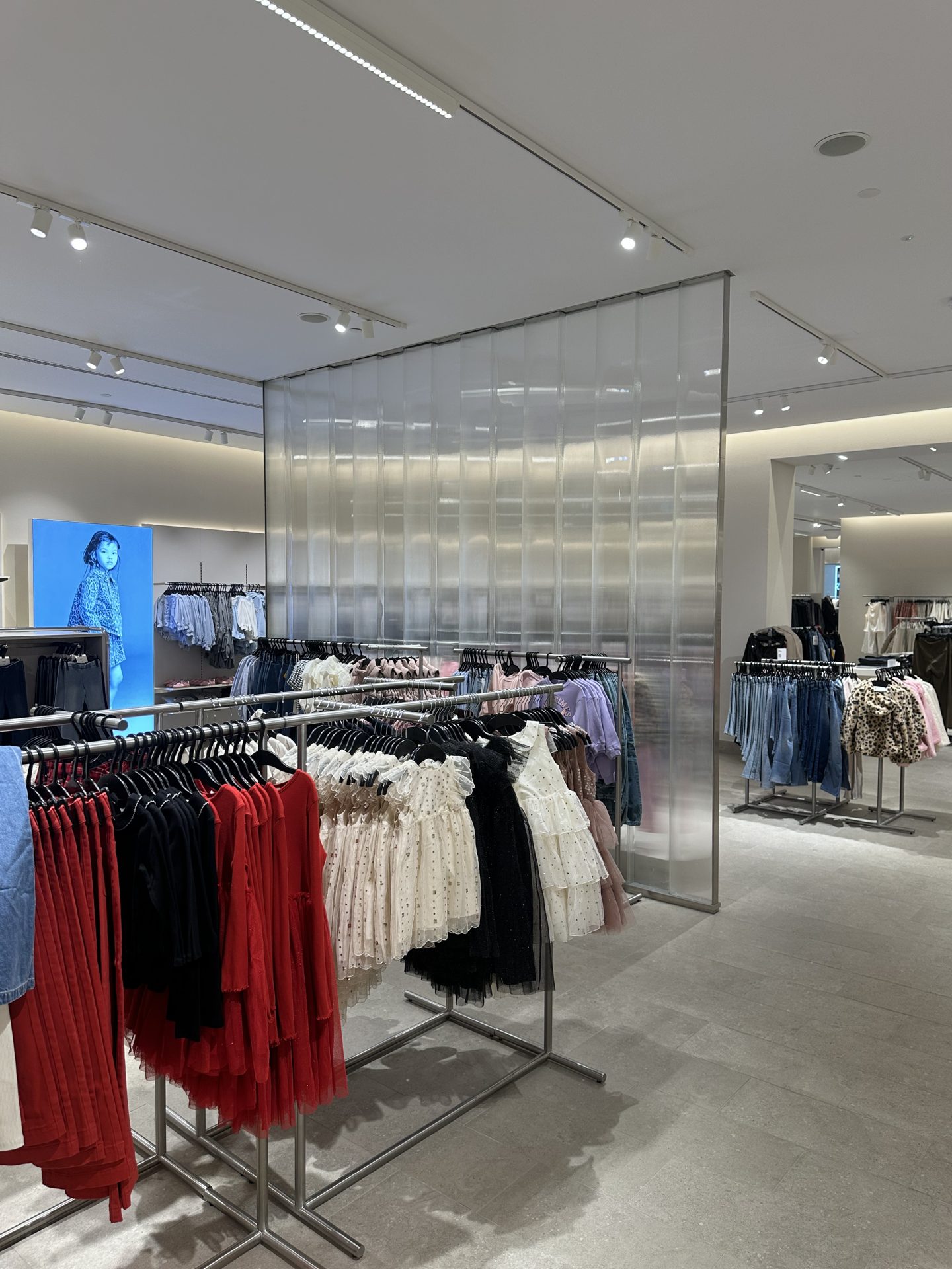 H&M Yas Mall — KAPHS architectural project, Dubai