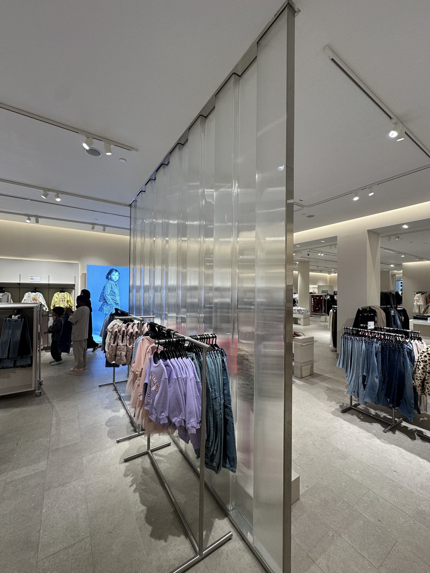 H&M Yas Mall — KAPHS architectural project, Dubai