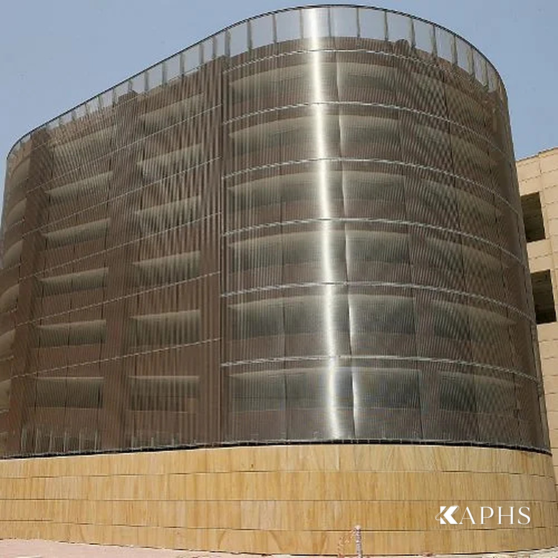 DOKA-BARRETTE 8914 stainless steel woven mesh screen wrapping the Al Naeem Mall car park, RAK — KAPHS