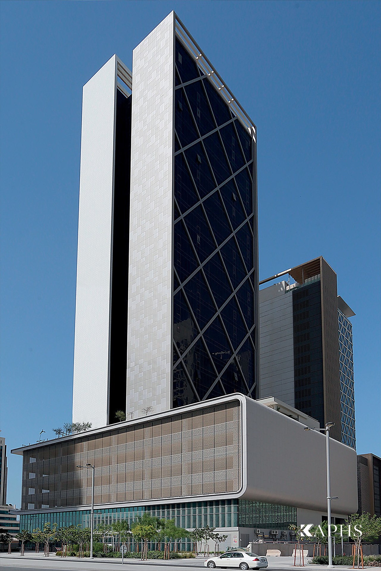 Al Sendian Tower with its EGLA-MONO painted wire mesh car-park façade, Qatar — KAPHS
