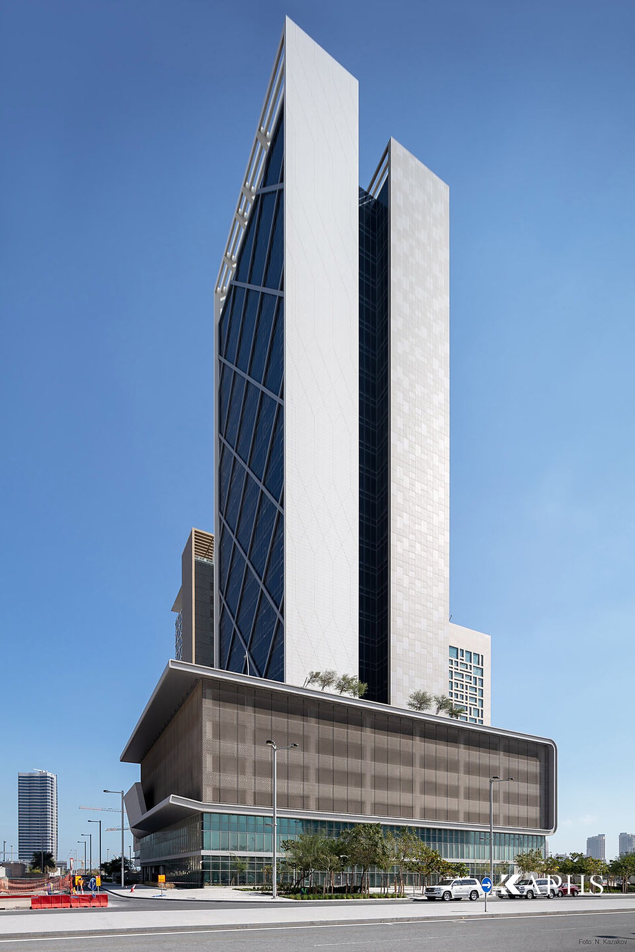 Al Sendian Tower's twin form above the EGLA-MONO painted wire mesh podium, Qatar — KAPHS