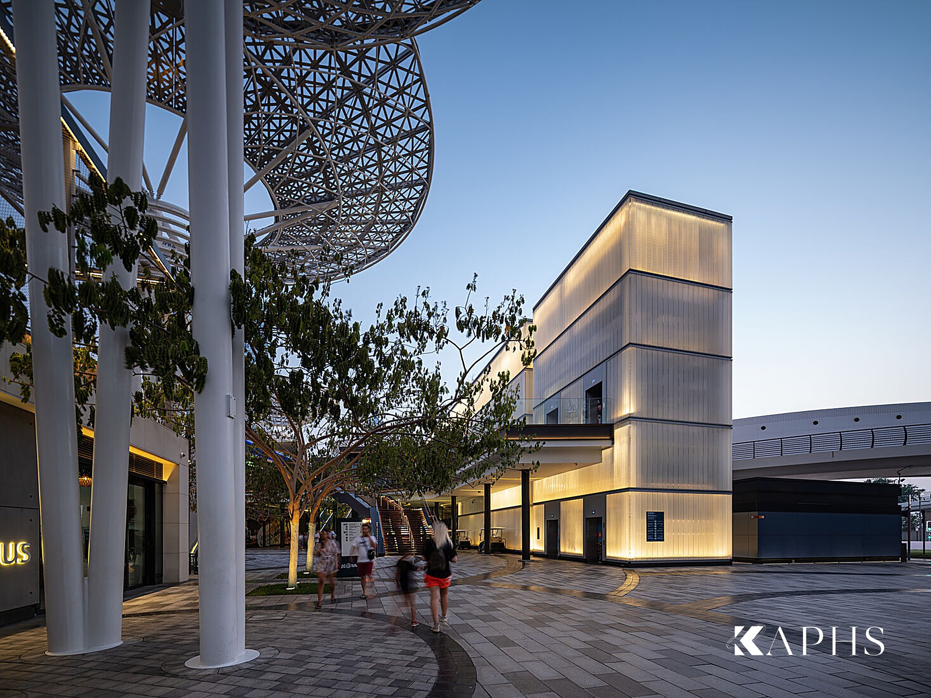 Translucent LINIT U-channel glass wall on Bluewaters Island, Dubai — KAPHS