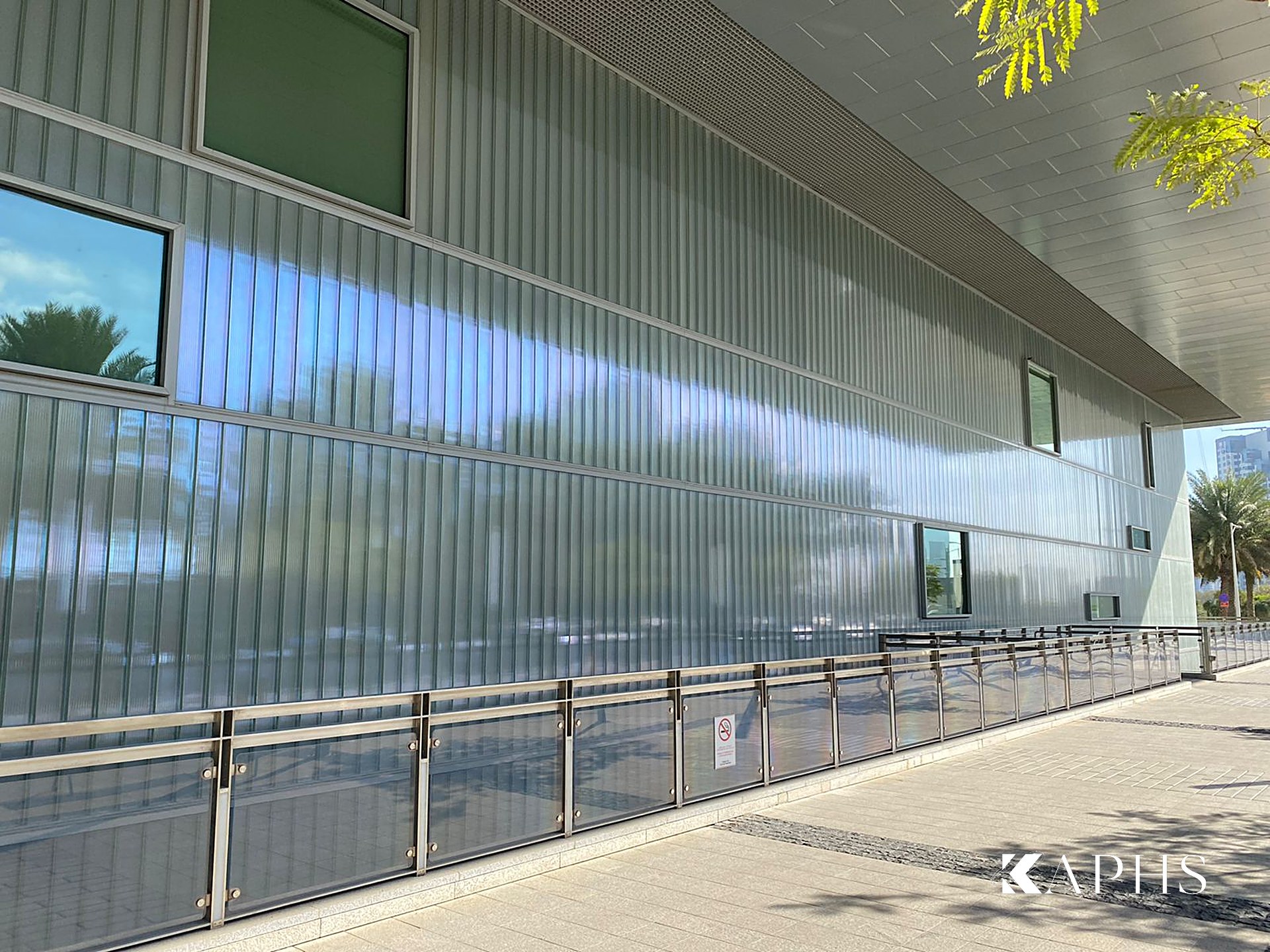 Cleveland Clinic Abu Dhabi — U-channel glass wall with reflections, KAPHS