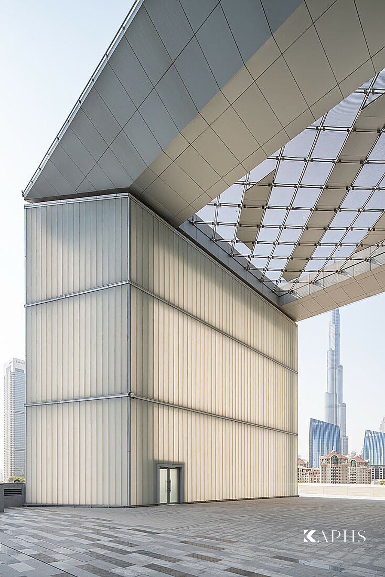 Illuminated LINIT U-channel glass feature at DIFC Gate Avenue, Dubai — KAPHS