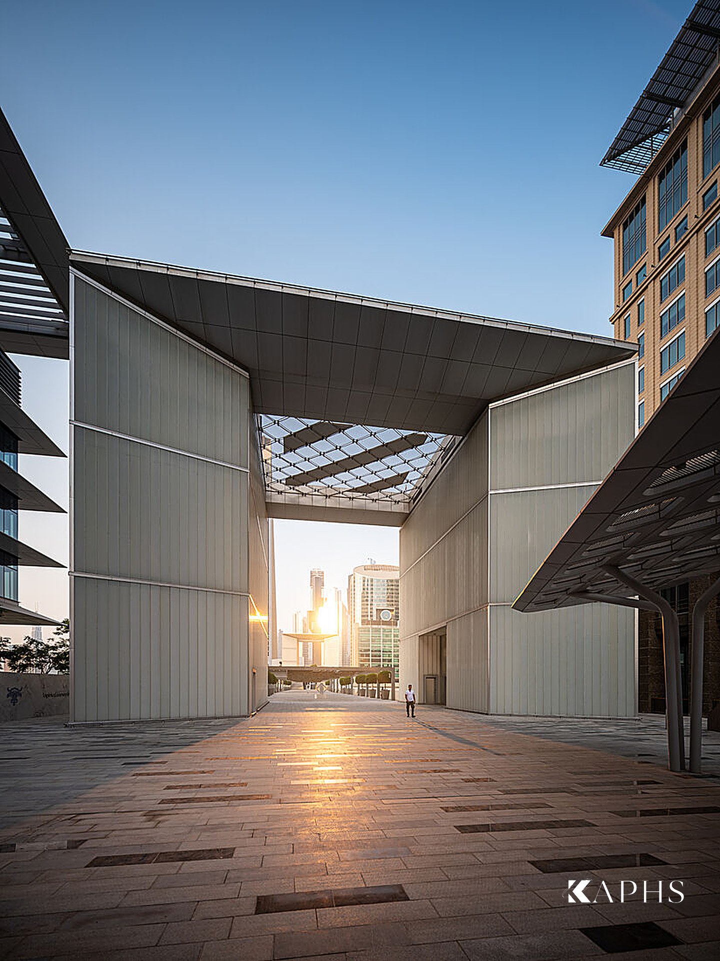 LINIT U-channel glass feature detail, DIFC Gate Avenue Dubai — KAPHS