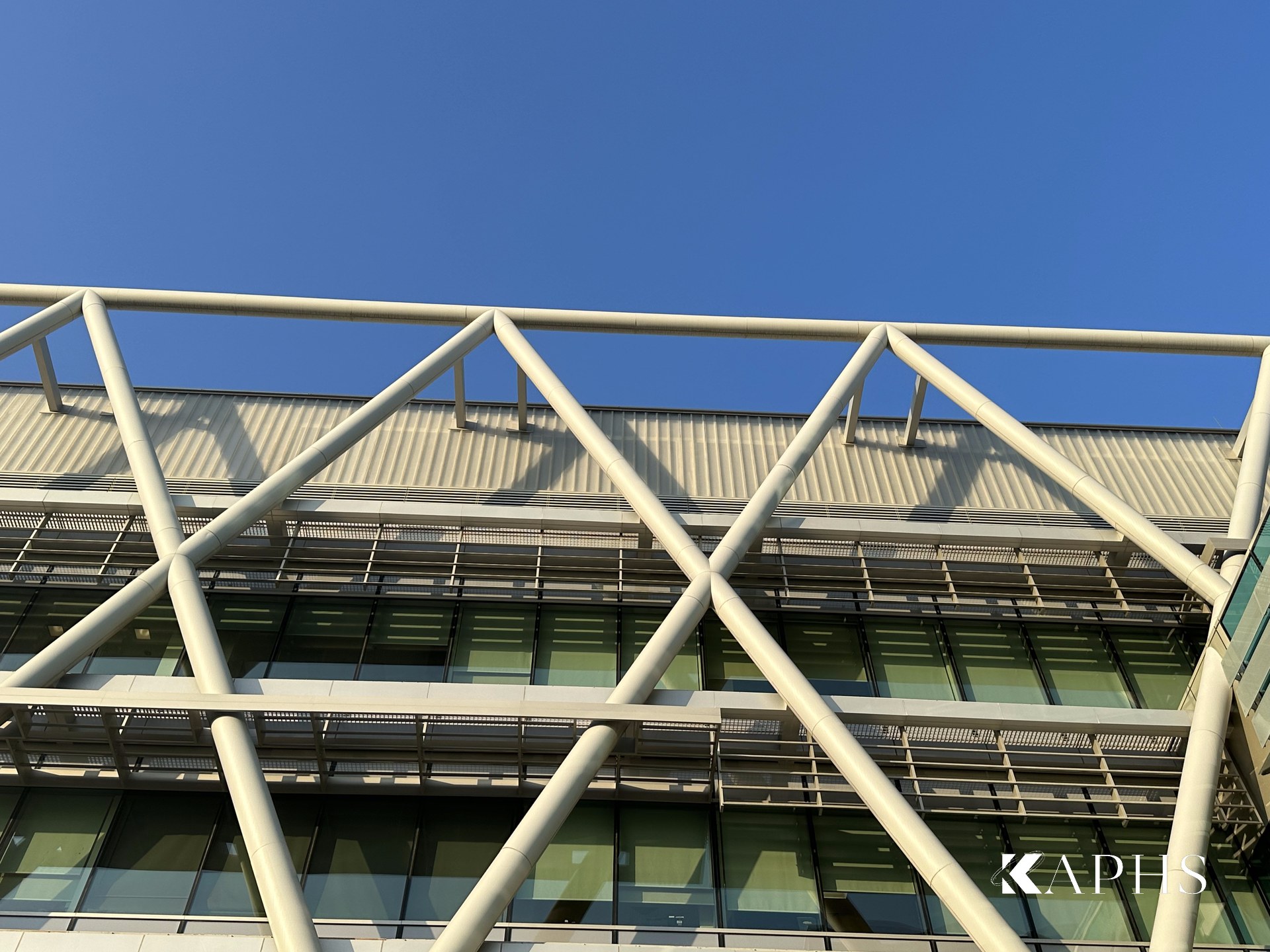 Healthpoint Hospital, Abu Dhabi — façade and entrance, KAPHS U-channel glass project