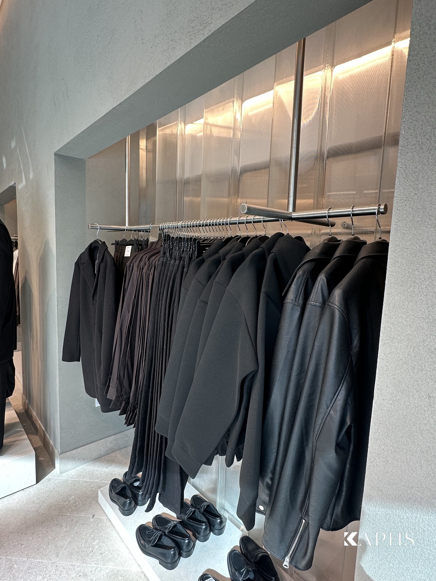 LINIT U-channel glass feature wall on the H&M Yas Mall shop floor — KAPHS