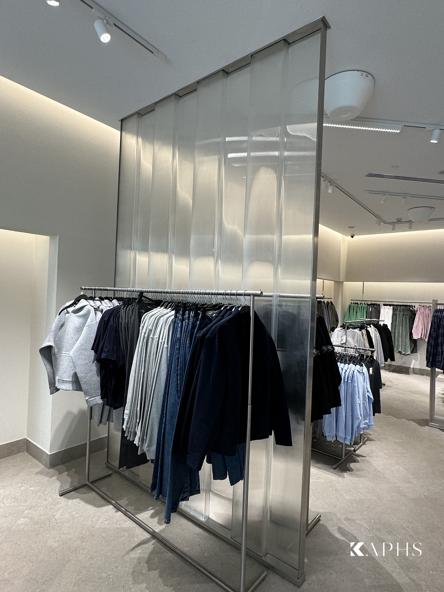 Ribbed U-channel glass detail in the H&M Yas Mall menswear area — KAPHS