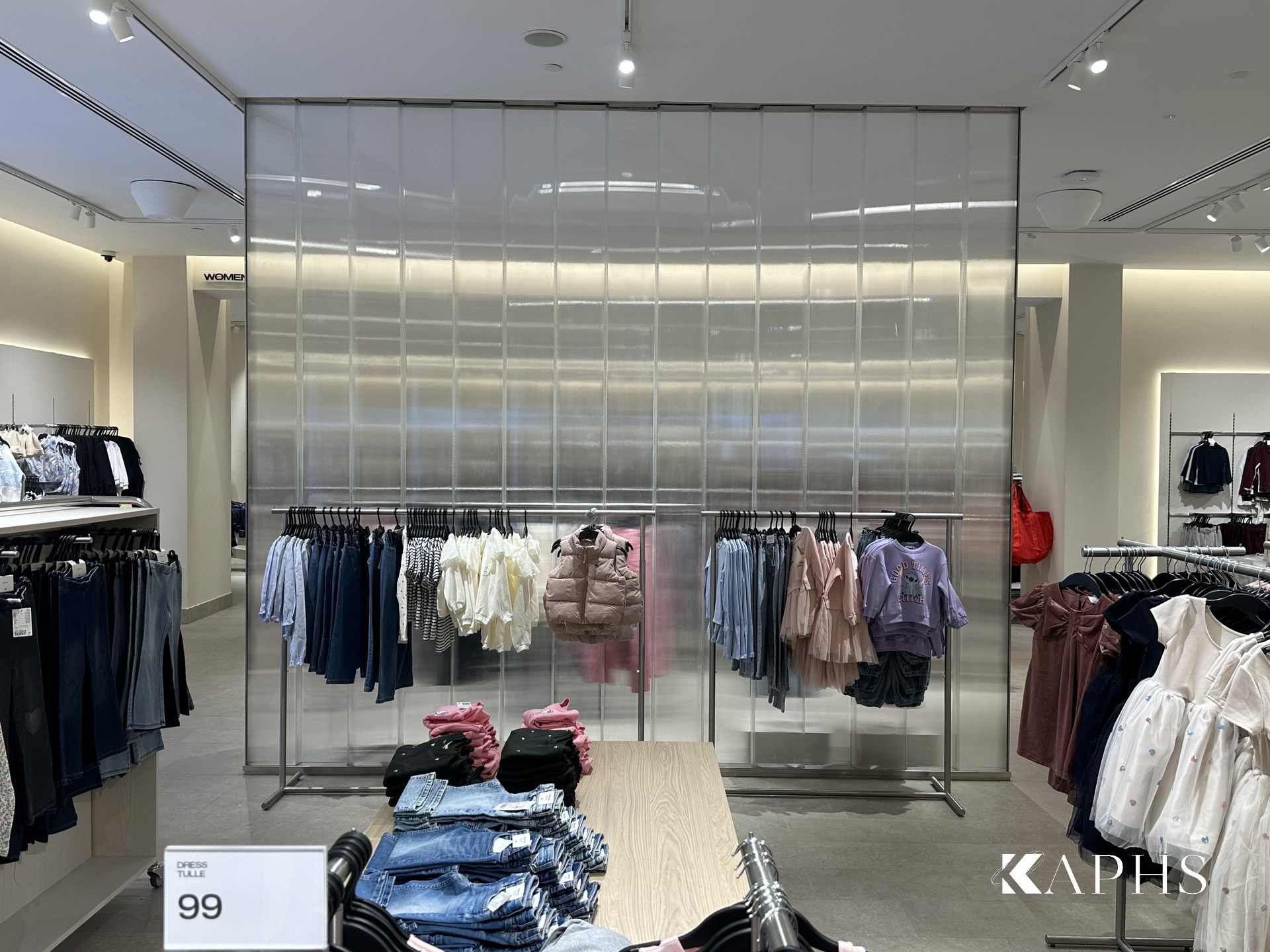 Wide view of the LINIT U-channel glass feature wall, H&M Yas Mall — KAPHS