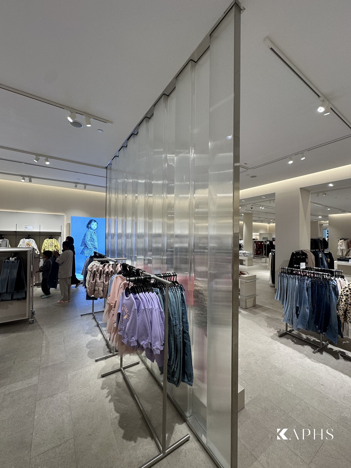 Channel glass backdrop to the menswear display, H&M Yas Mall — KAPHS