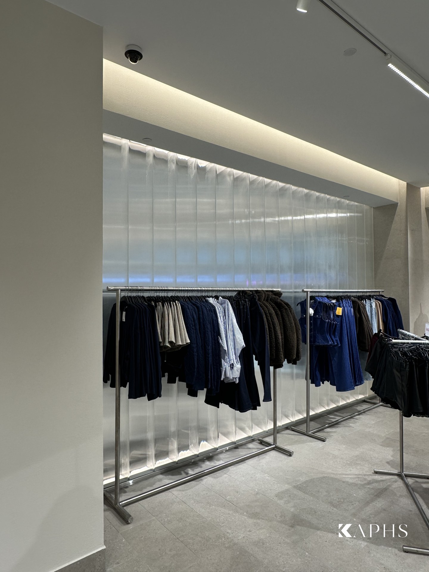 LINIT U-channel glass partition and mirror, H&M Yas Mall store — KAPHS