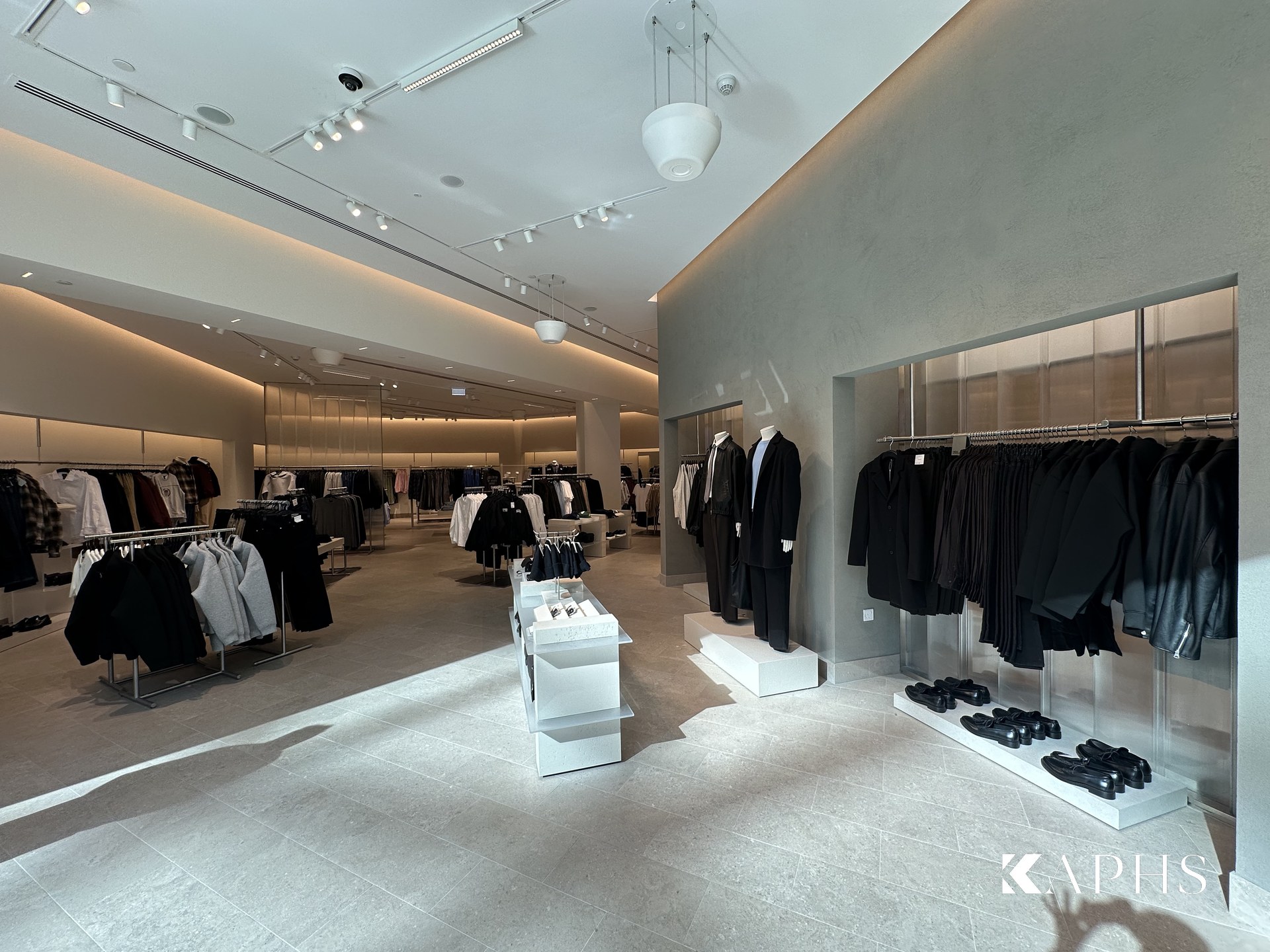 H&M Yas Mall store interior with LINIT U-channel glass display walls — KAPHS