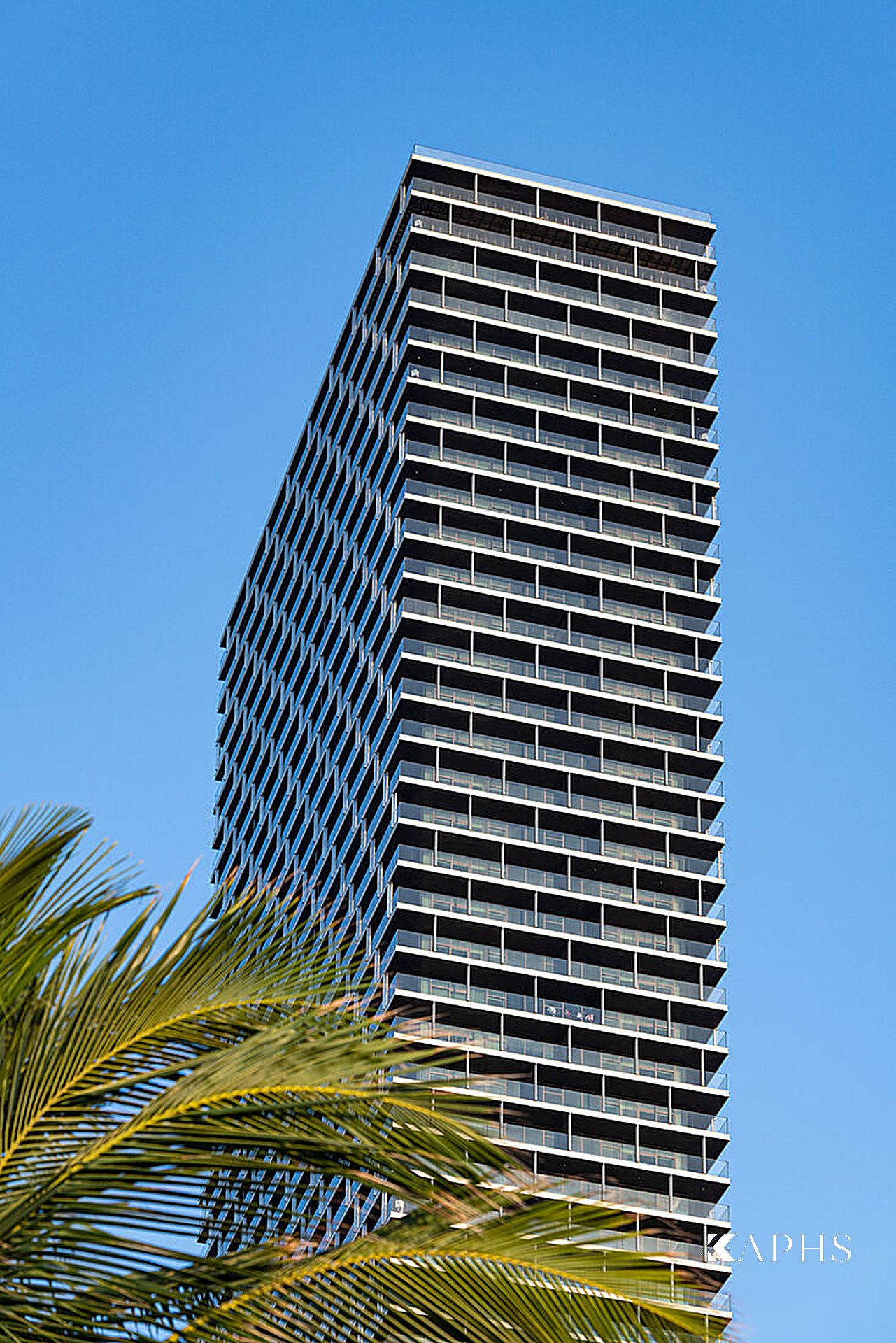 Shangri-La Hotel façade detail, Jeddah — KAPHS channel glass project